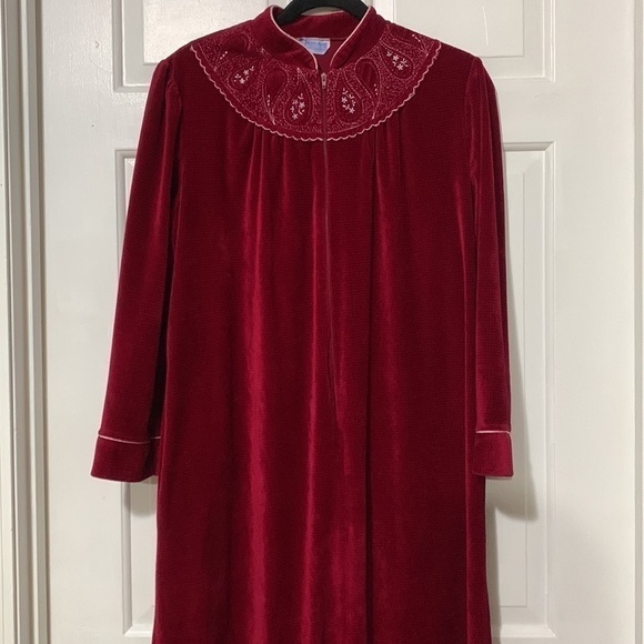 Vintage Heather Collection burgundy housecoat - Picture 3 of 14